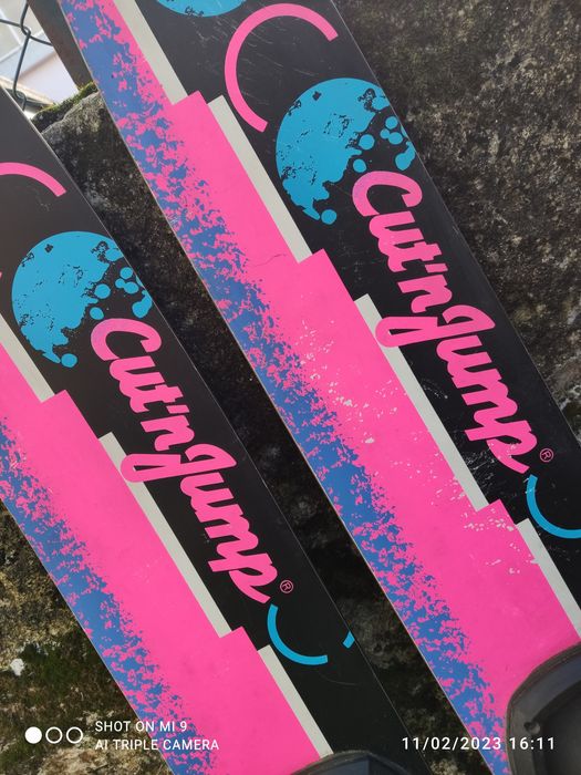 Skis com colete em bom estado