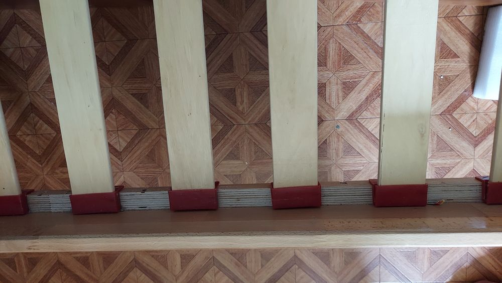 Кровать из натурального дерева. Матрас новенький 1.6 на 2.0