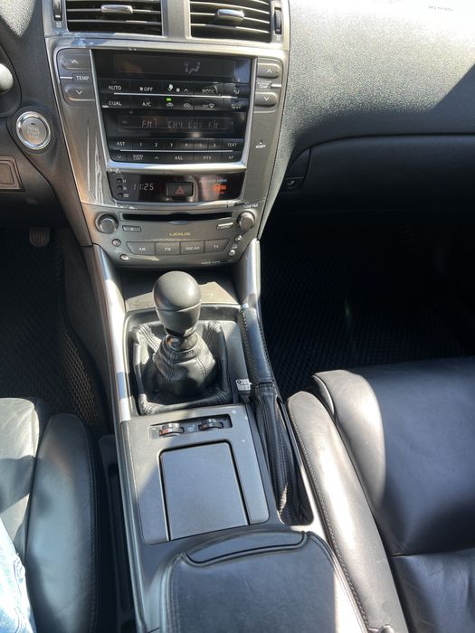 Lexus is 220d 2008года