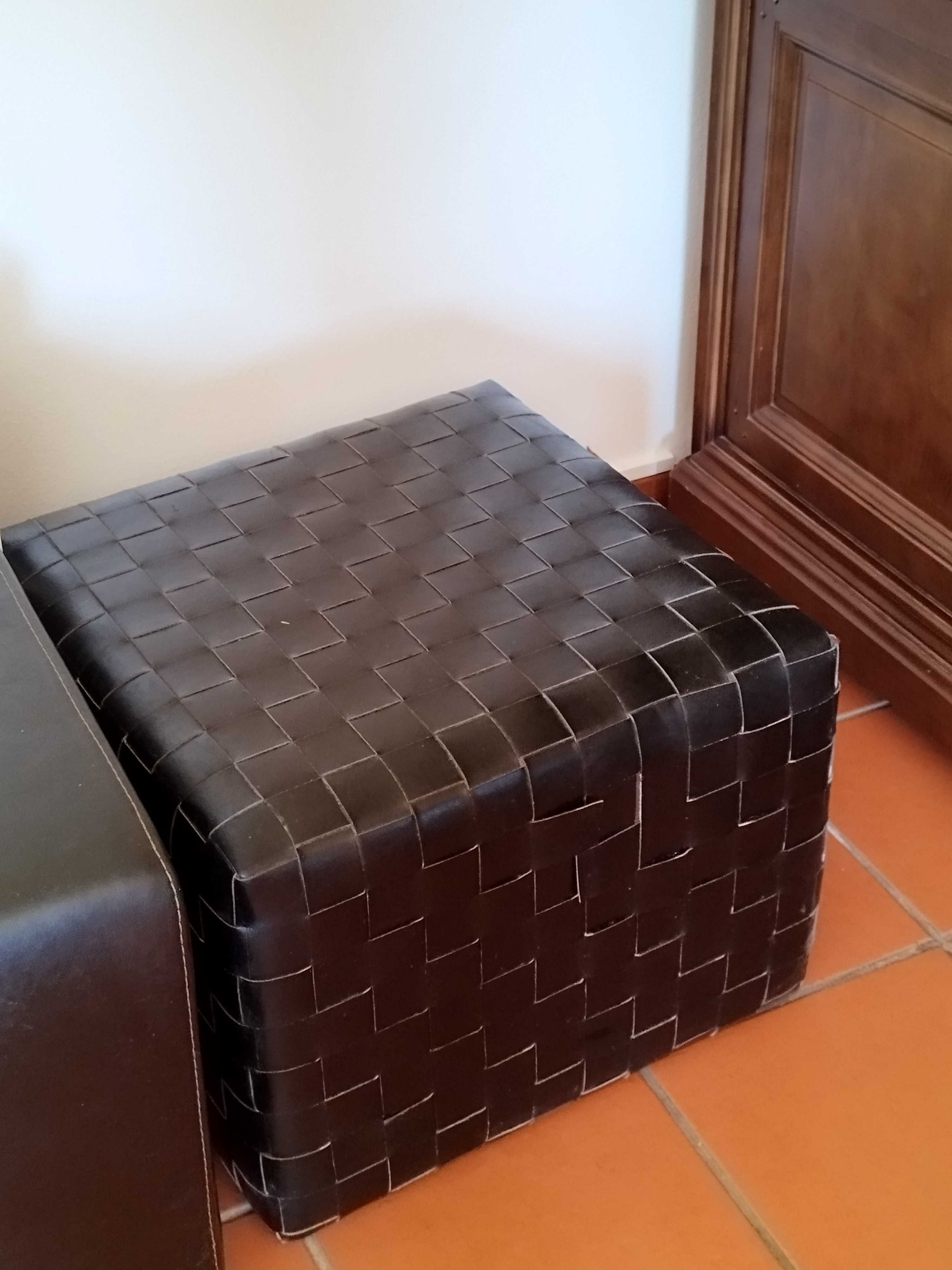 Pouf em cabedal, estrutura rígida. Banco, mesa de centro, de apoio.