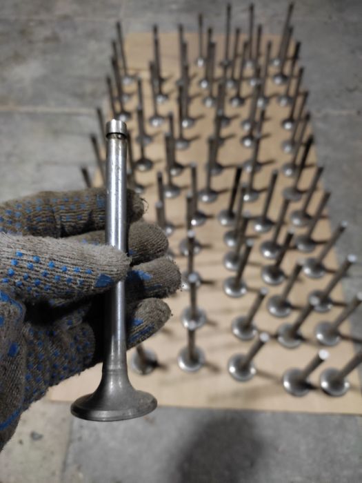 Клапана випускні ЗІЛ 130,131 з натрієвим охолоджувачем.