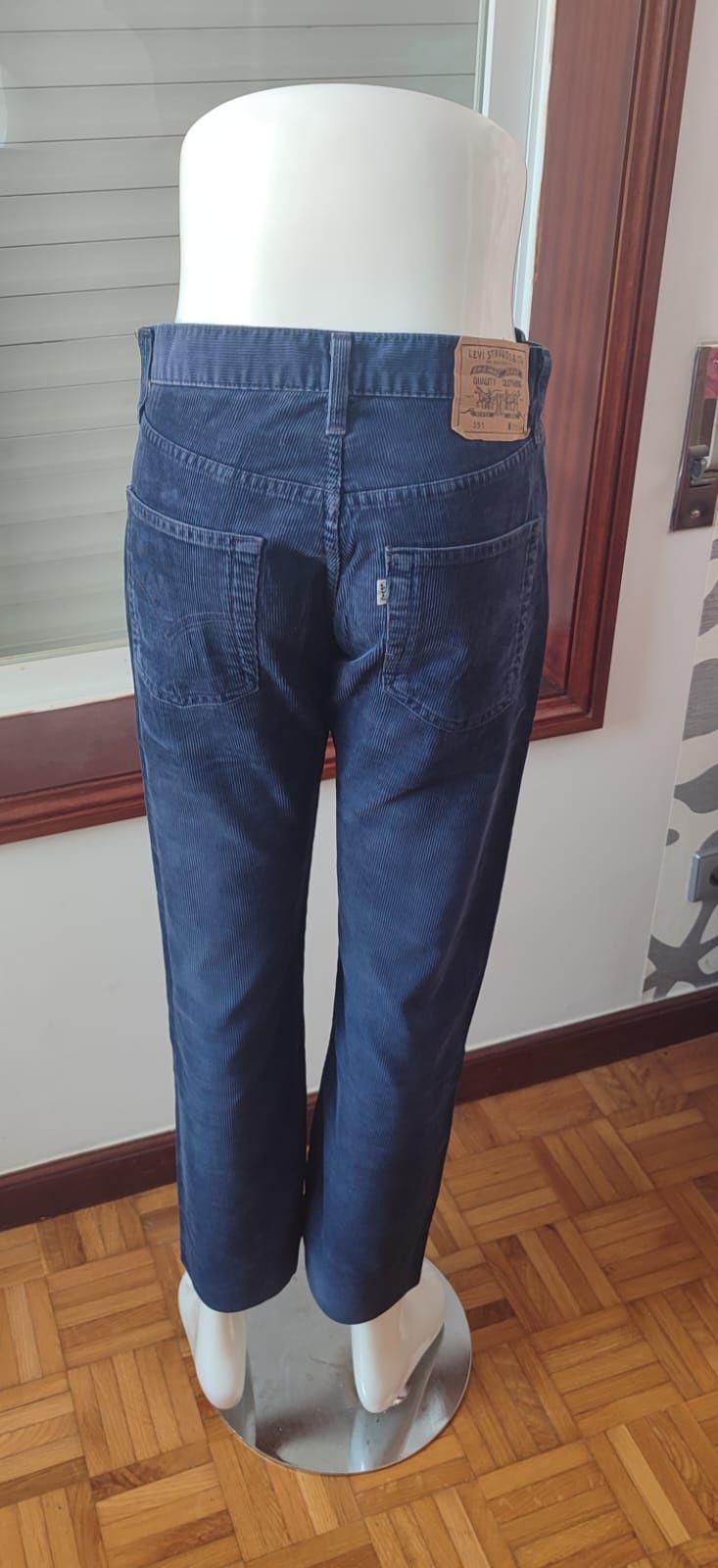 Calças Levi's de bombazine azul

- Tamanho L

Os portes são a cargo do