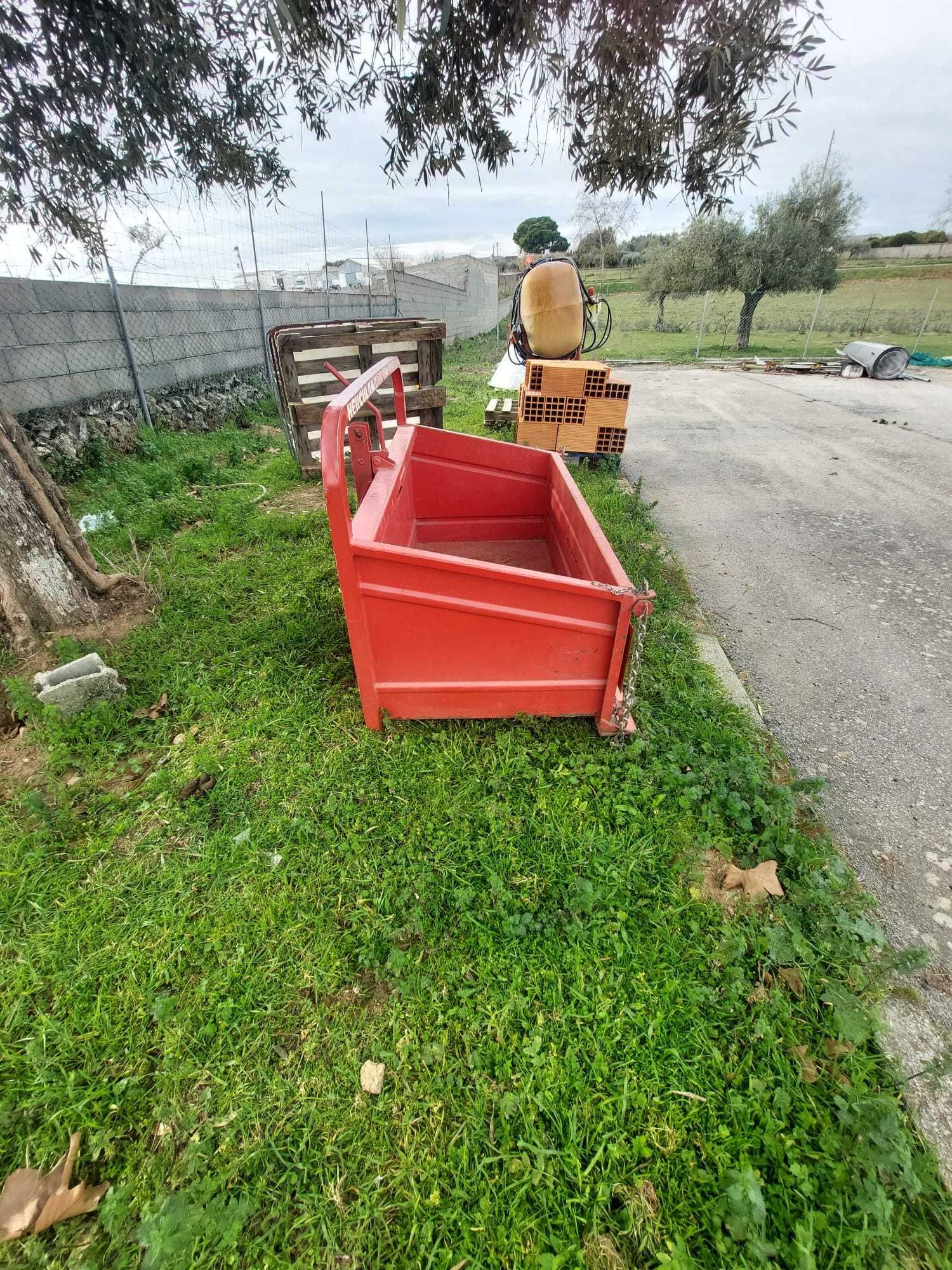 Caixa de carga com descarregamento.