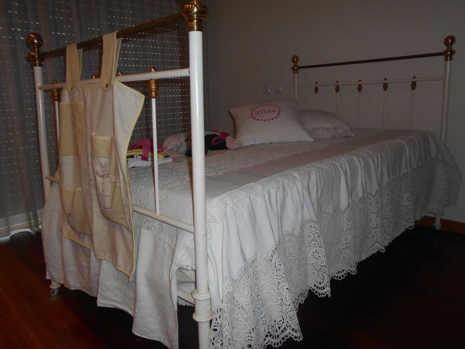 Cama de ferro branca e ferragens douradas com estrado e colchão novos.