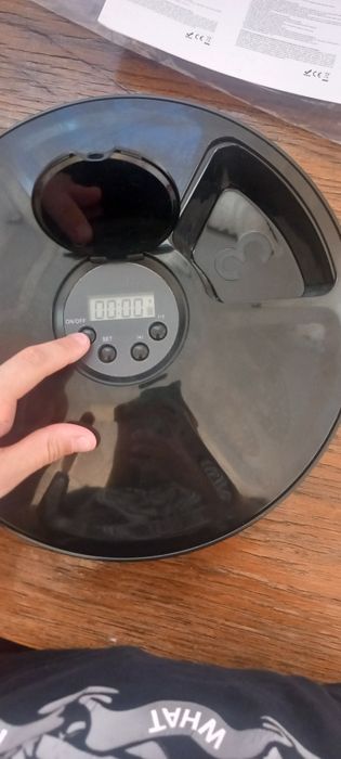 Авто-кармуша для котов собак и так далее.