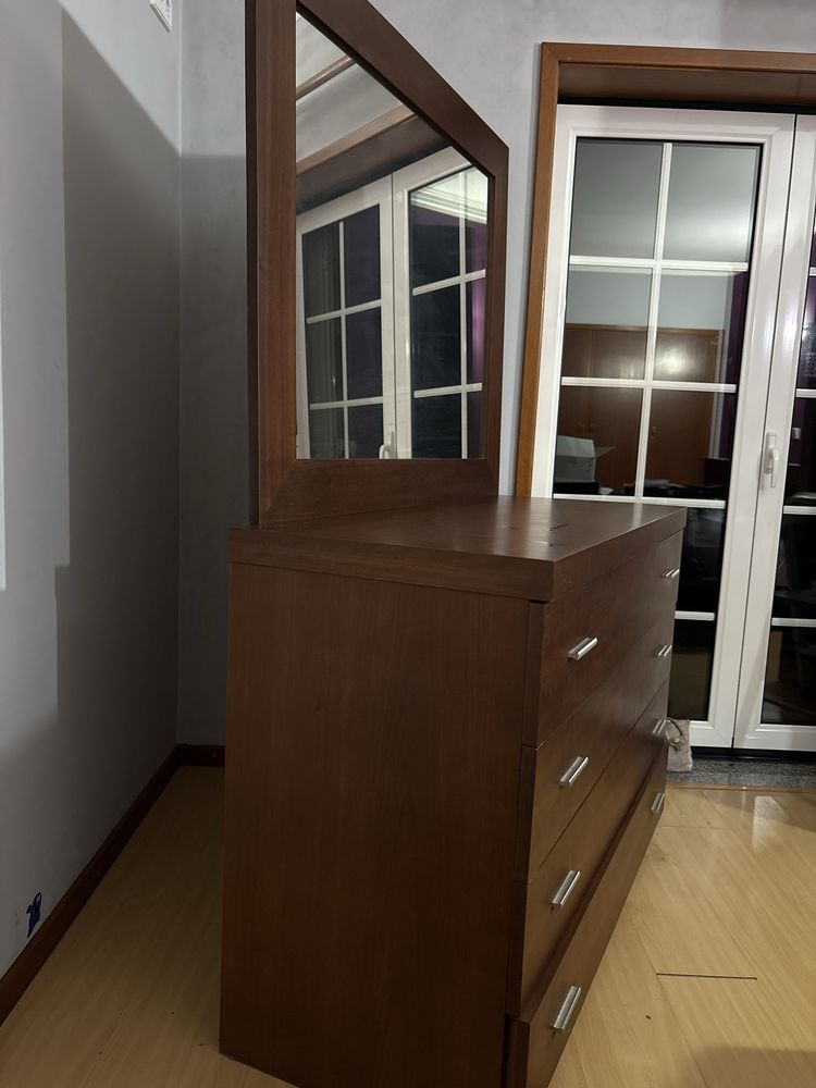 Comoda / gaveteira com espelho de madeira