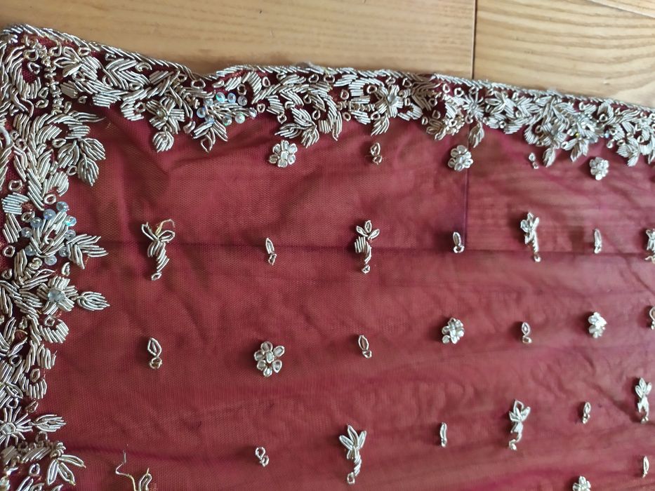 Bordowy szal z woalu do sukni wieczorowej zdobiony  bardzo długi