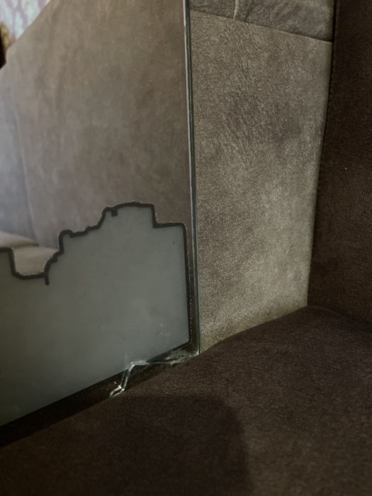 Продам дзеркало.Є невеликі дефекти по краях.