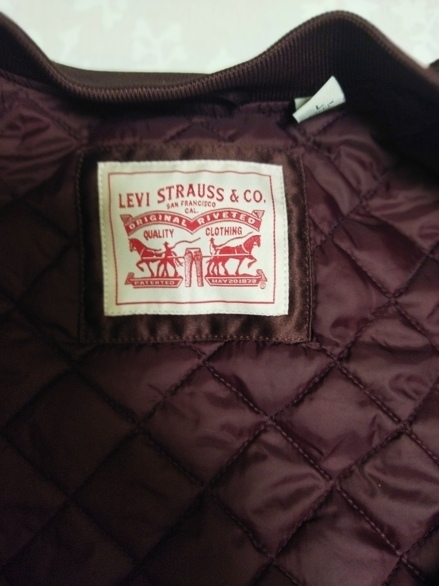 Куртка женская бомбер Levi's  40 р