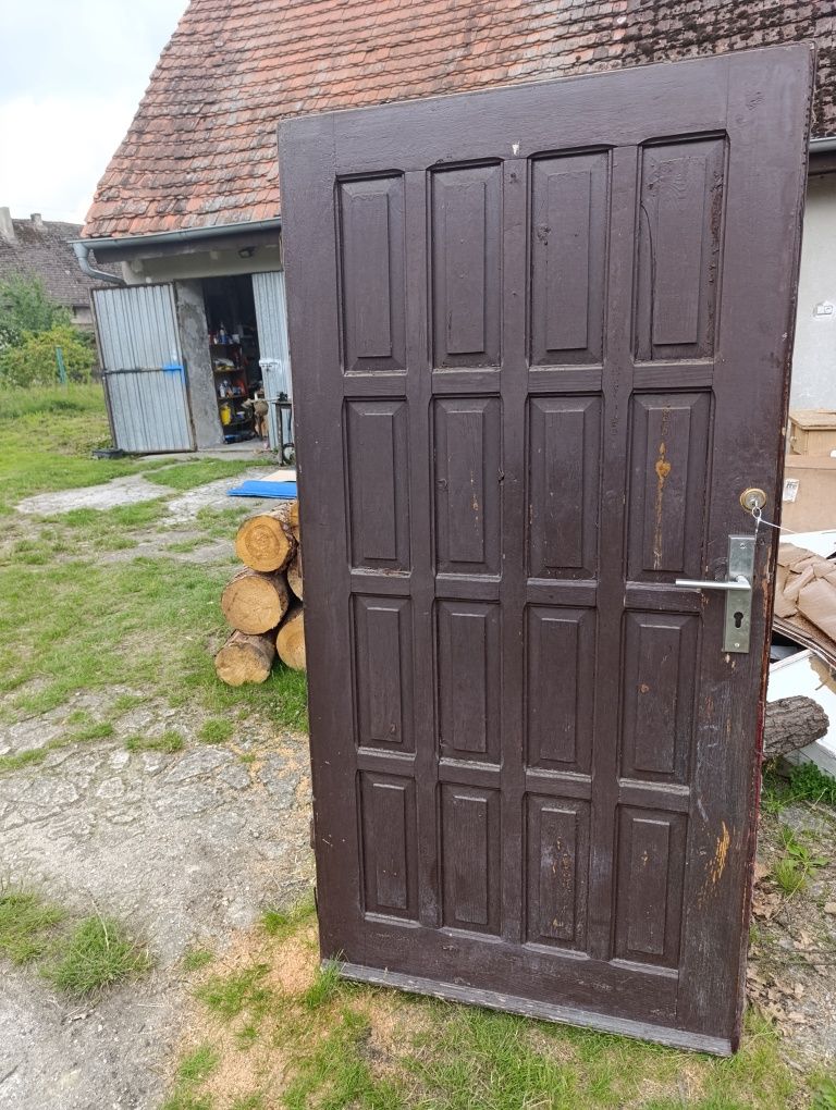 Sprzedam drzwi zewnętrzne.