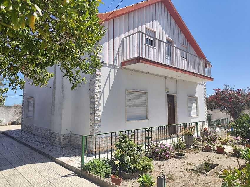 Moradia T4+1  independente com jardim  A 20 minutos de Lisboa/Setúbal