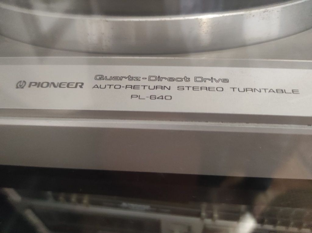 Aparelhagem Pioneer com gira discos, colunas e móvel