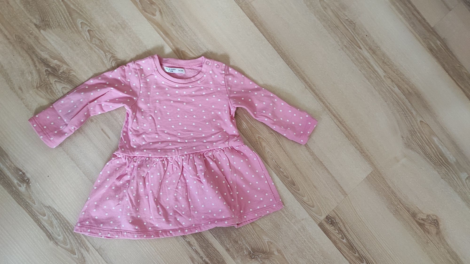ocieploną różową sukienkę w groszki dla dziewczynki r.74