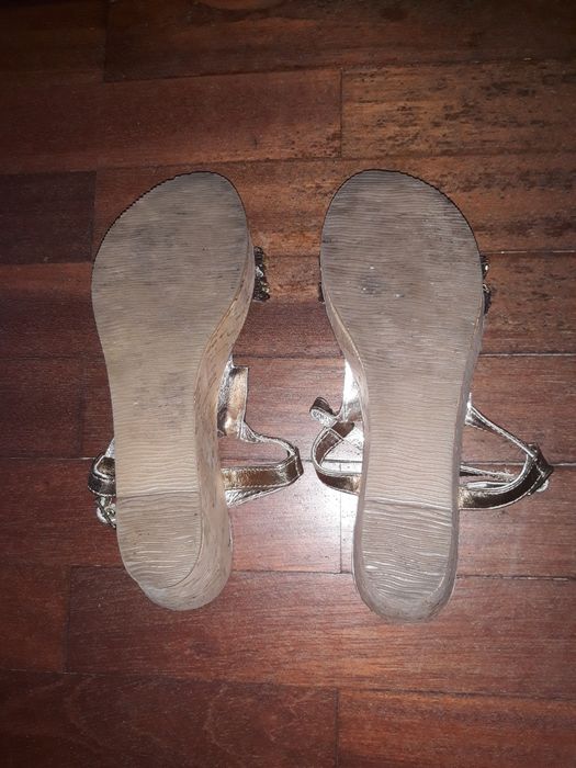 Sandalias em cunha como novas