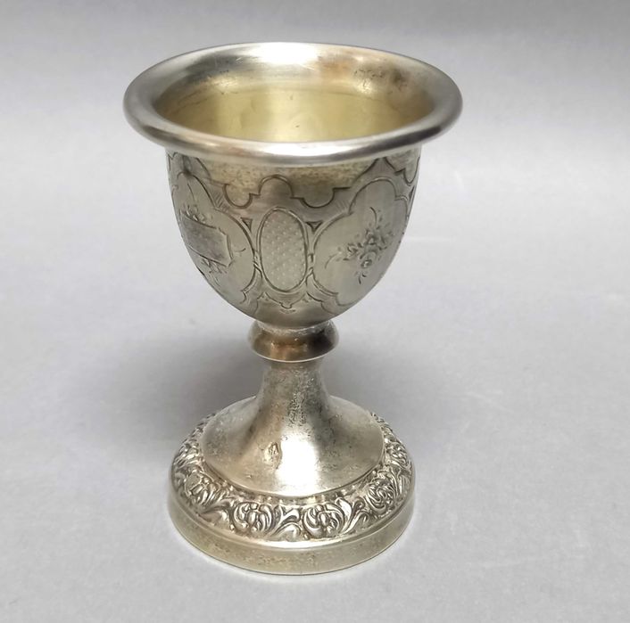 XIX wieczny giloszowany srebrny kieliszek na jajko, Francja