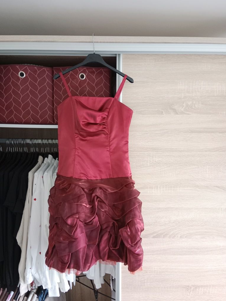 Czerwona satynowa sukienka na wesele h&m m