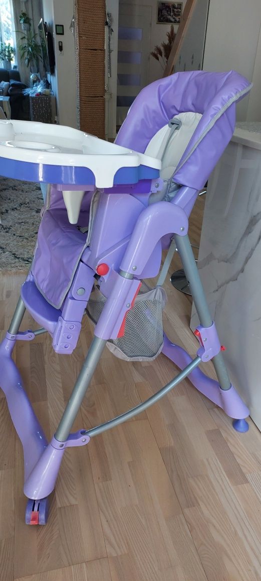 Fotelik krzesełko do karmienia z grubą poduchą fiolet Caretero Magnus