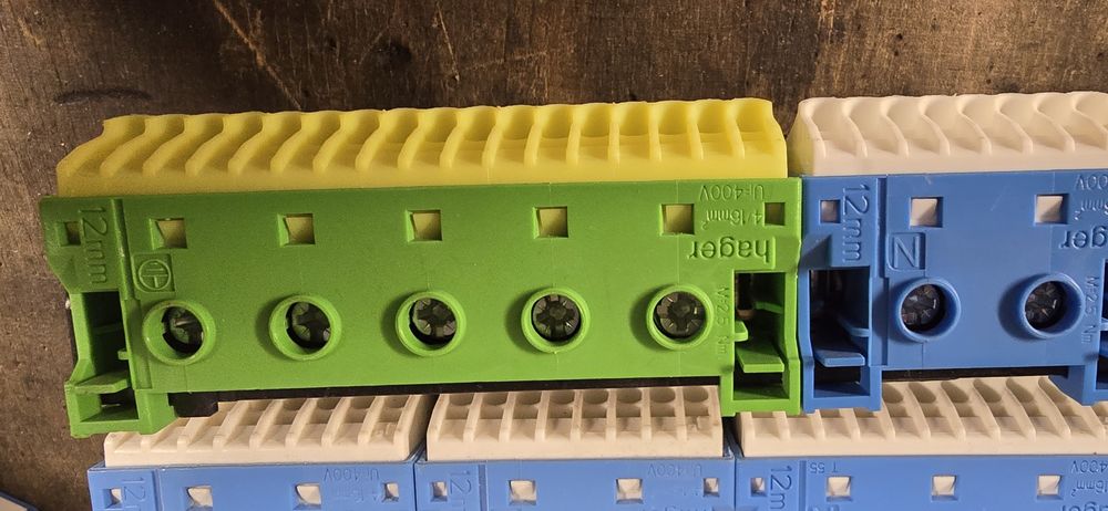 Wspornik z zaciskami PE/N QuickConnect 4R Hager VZ464