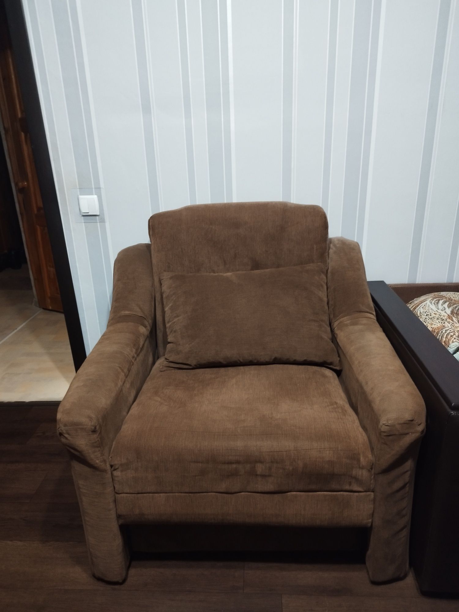 Коричневое кресло-кровать