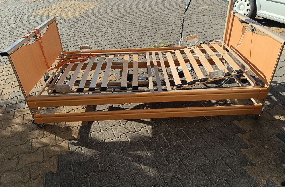 Łóżko rehabilitacyjne elektryczne z materacem przeciwodleżynowym