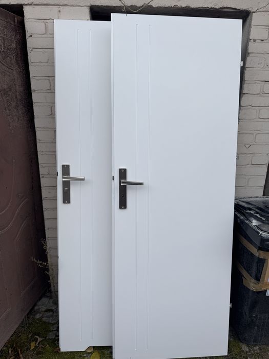 Drzwi białe 2 sztuki 70lewe oraz 80 prawe plus ościeżnice do zestawu.