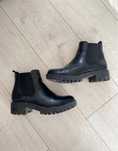 czarne buty na platformie