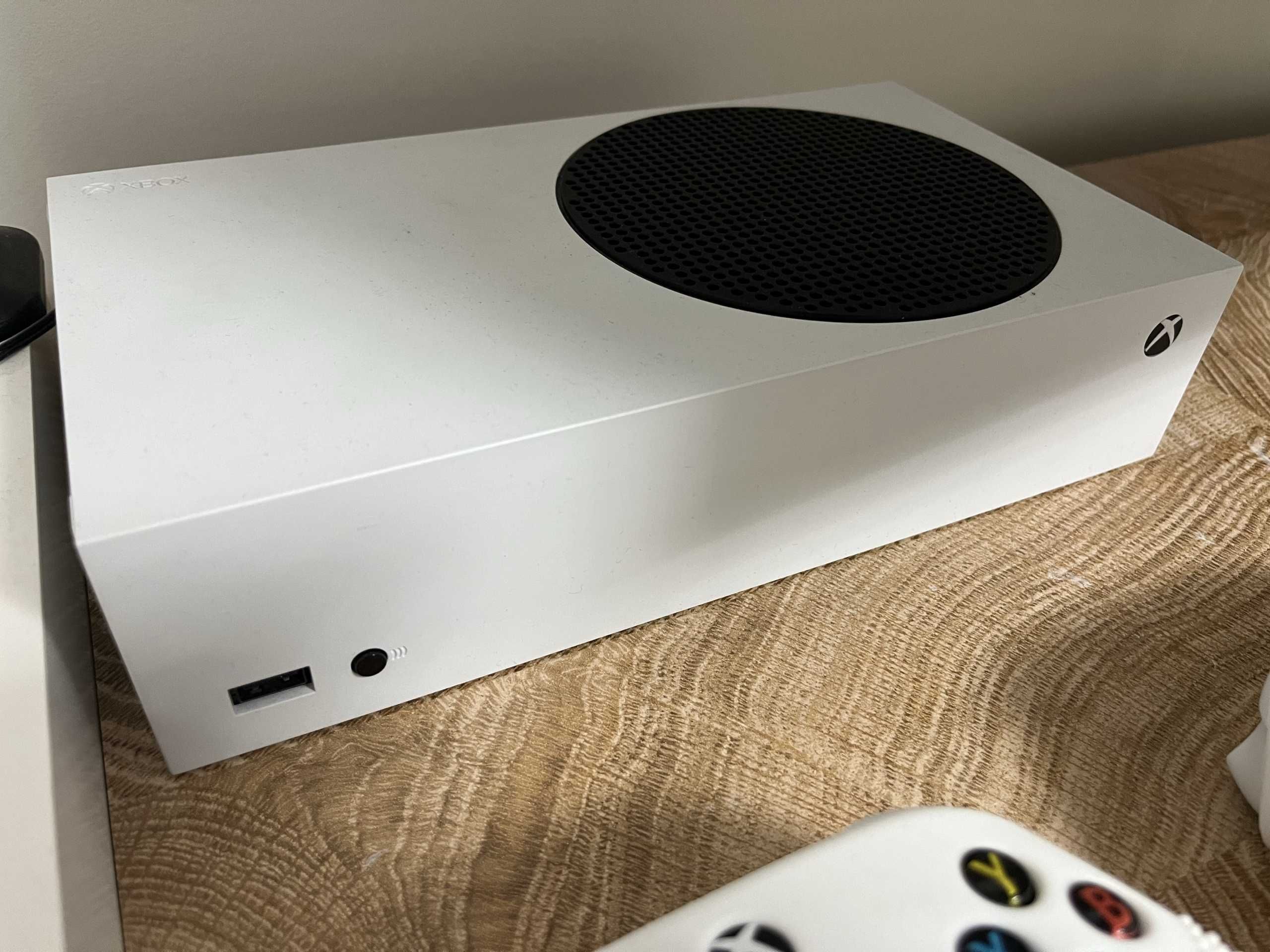 Konsola Xbox Series S 512GB + 2 pady po czyszczeniu stan bdb