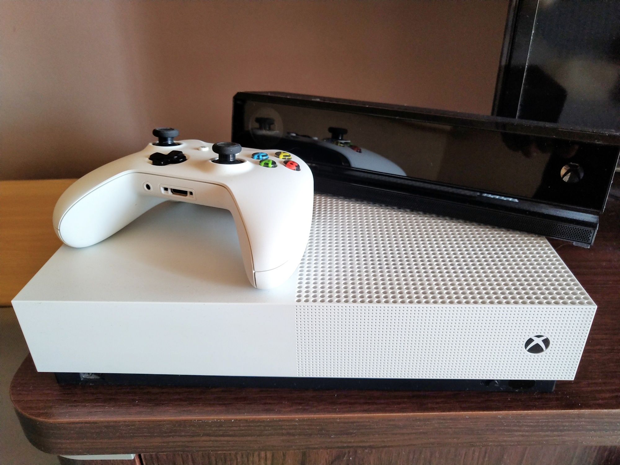 Konsola Xbox One S + pad + sensor kinect