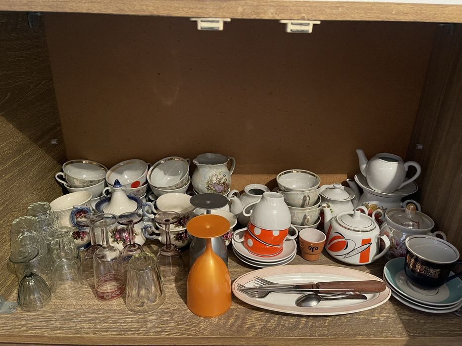 Посуд та меблі для дачі, багато речей