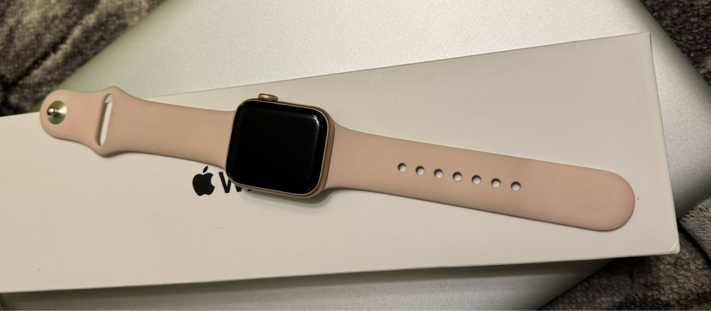 продам власні Apple watch se