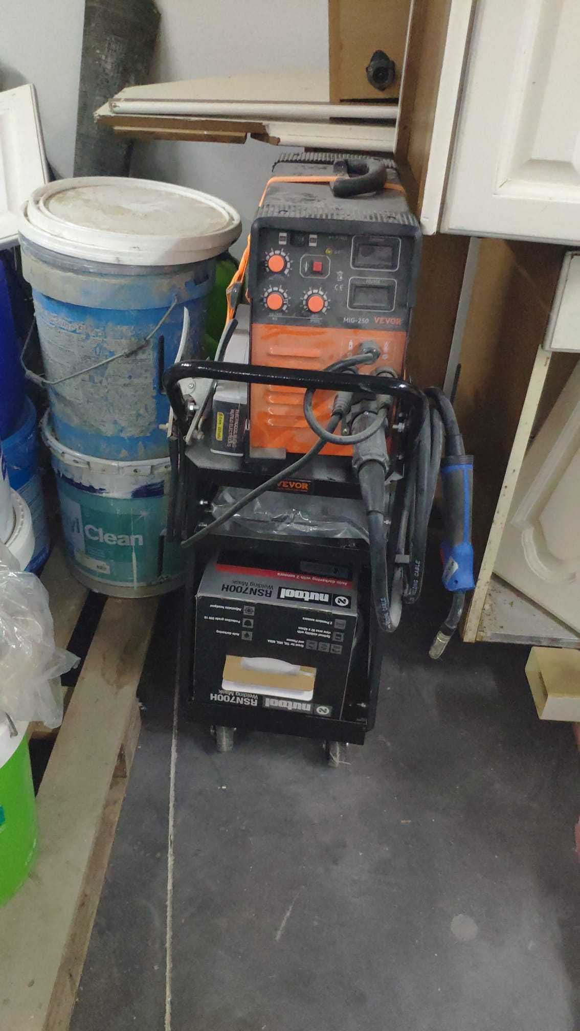 Conjunto soldadura: máquina MIG 250 VEVOR+carrinho+máscara+eléctrodos