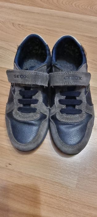 Легкі дихаючі кросівки.