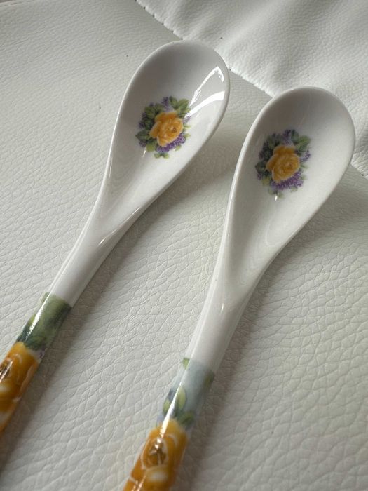 Dwie łyżeczki łyżki w żółte kwiaty