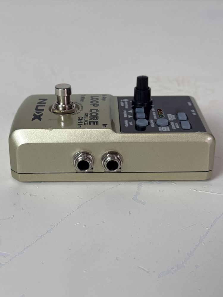 Pedal de efeito Nux Loop Core Deluxe avariado