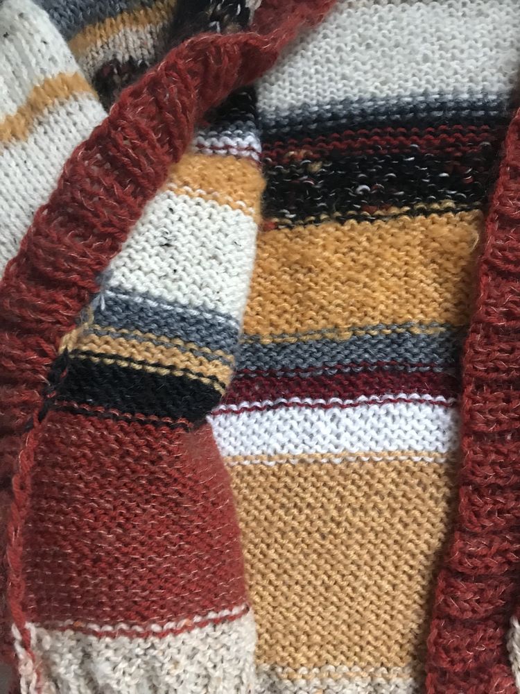 Krótki kardigan sweter zrobiony na drutach pasy jesienny