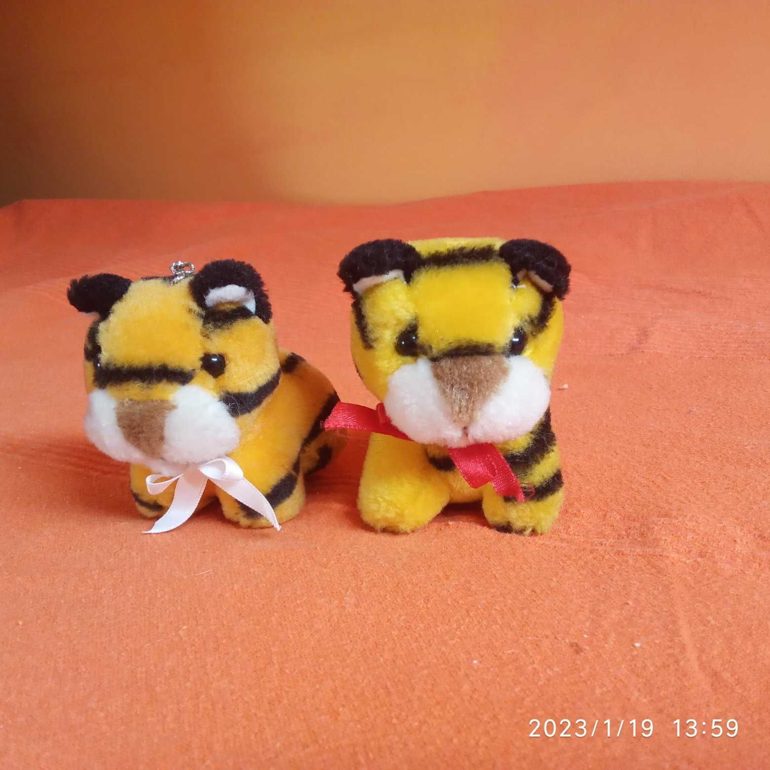 dwa urocze małe tygryski pluszaki maskotki