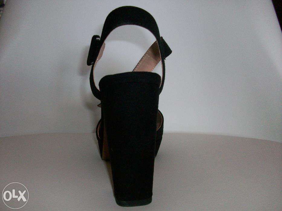 Sandálias pretas de Salto