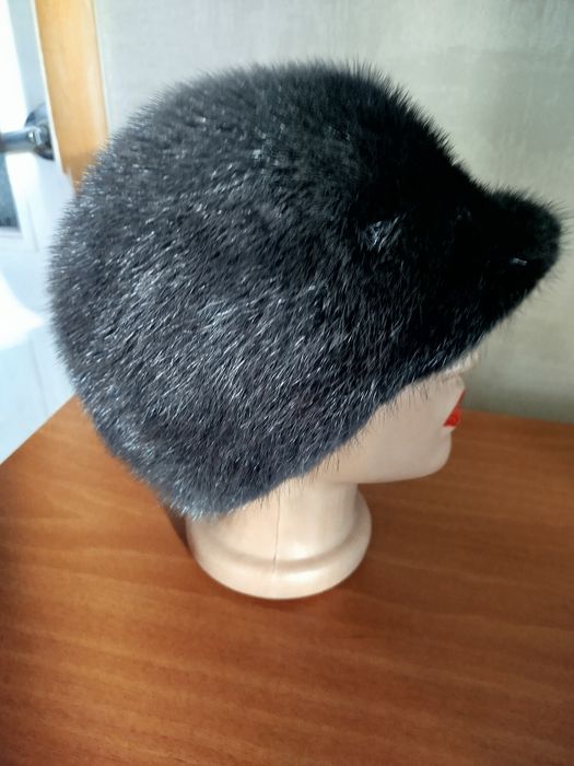Зимова жіноча шапка з норки