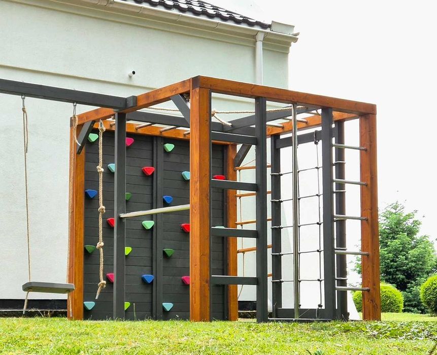 Duży plac zabaw z domkiem, huśtawkami i małpim gajem