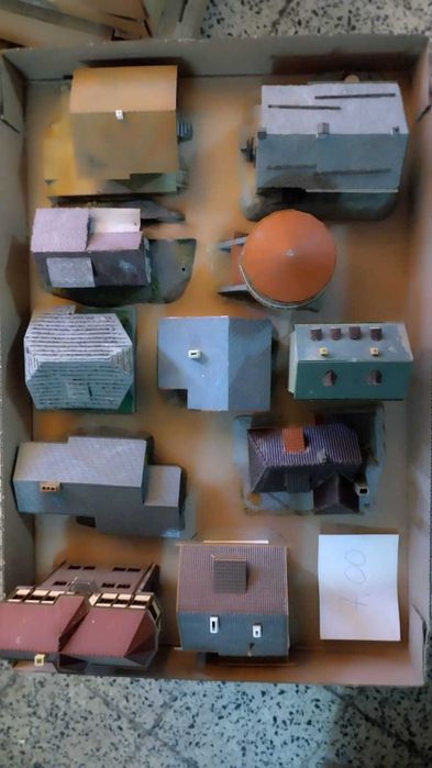 diversos edificios na escala HO