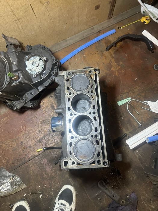 Блок двигуна в хорошому стані рено лагуна 2 1,8 бензин