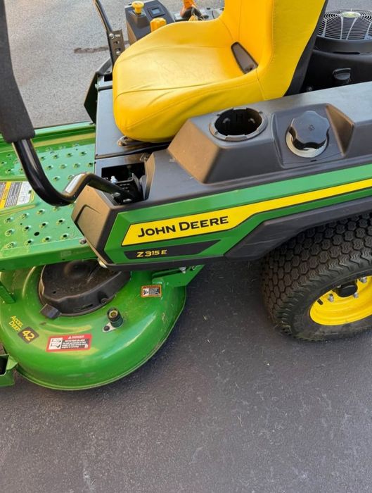 kosiarka samojezdna John Deere Z315E z 2023 roku. Z USA