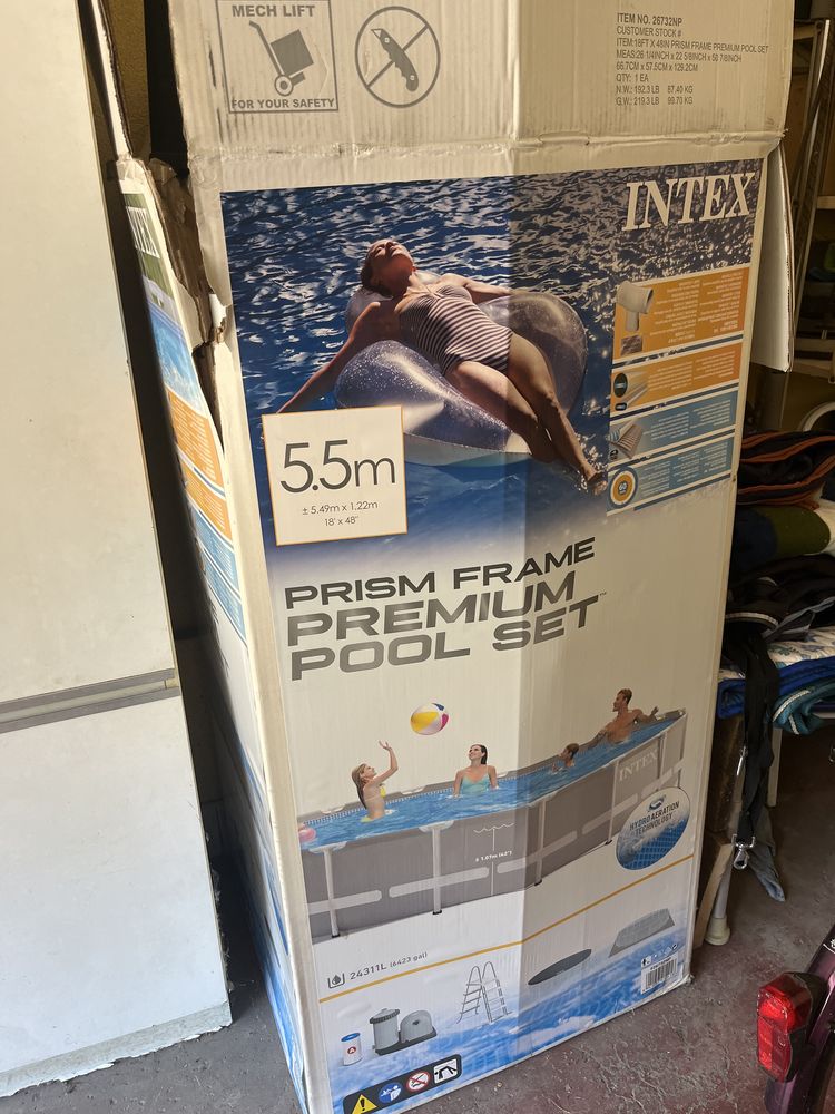 Basen intex stelażowy wraz z osprzętem.