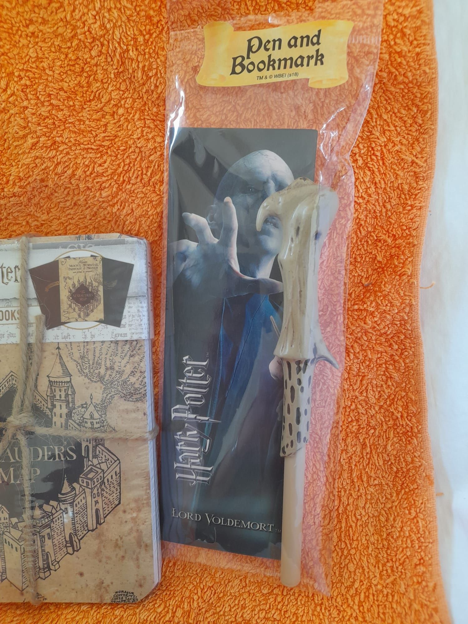 Conjunto 3 cadernos, 2 canetas varinha e 1 lápis varinha Harry Potter