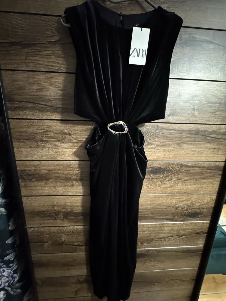 ZARA aksamitna sukienka midi z klamrą rozmiar S