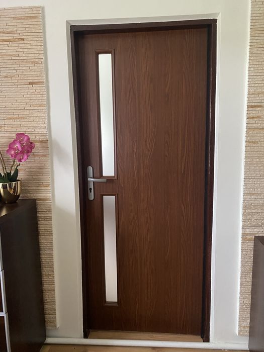 5 drzwi pokojowych, 1 łazienkowe, 1 do kotlowni