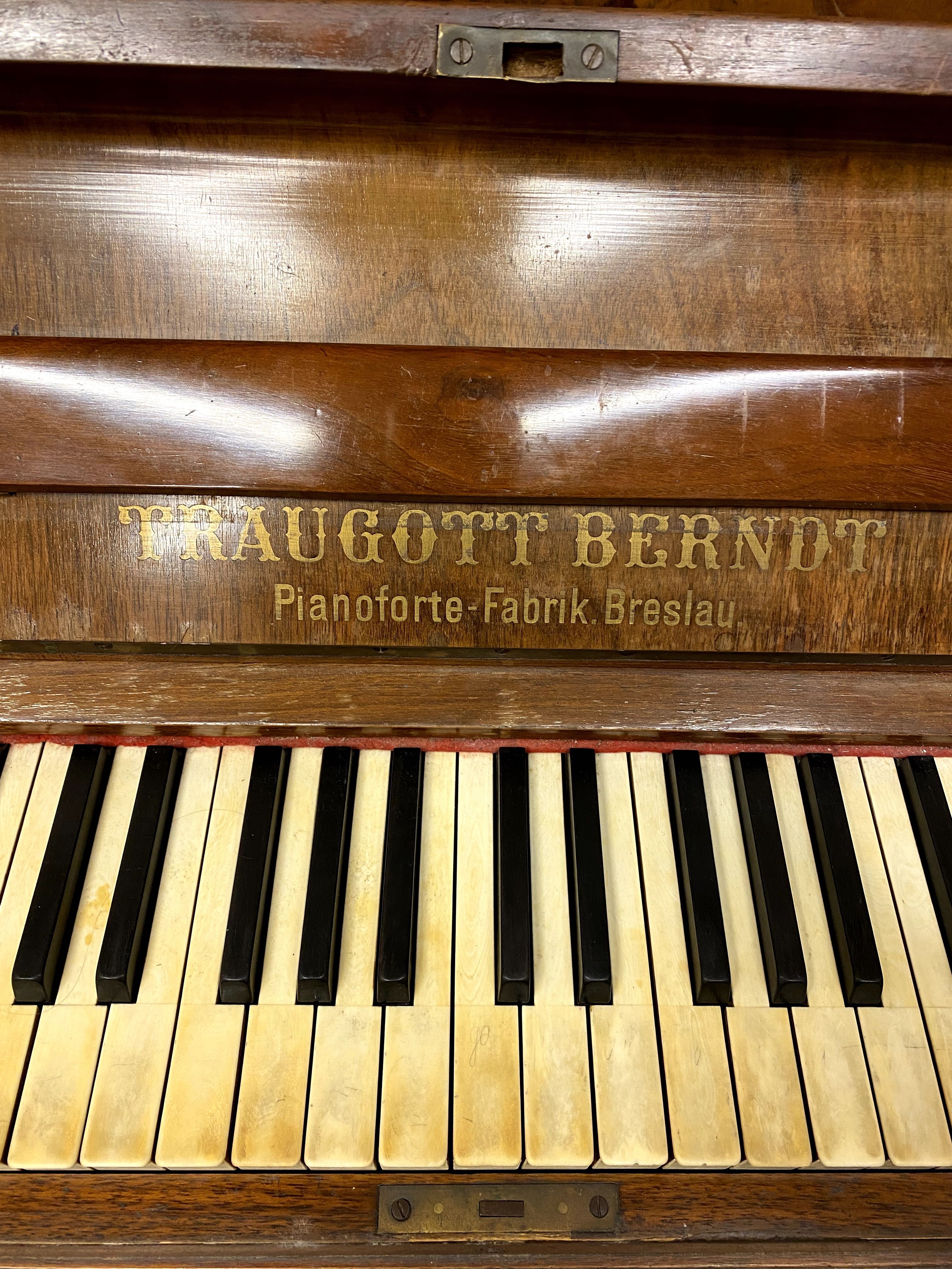 Старинное пианино в хорошем рабочем состоянии