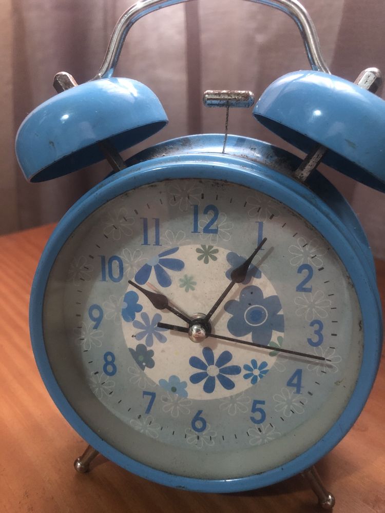Despertador azul com desenhos de flores para mesa de cabeçeira