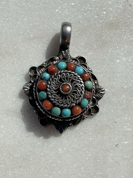 Винтажные и антикварные подвески и брошки !