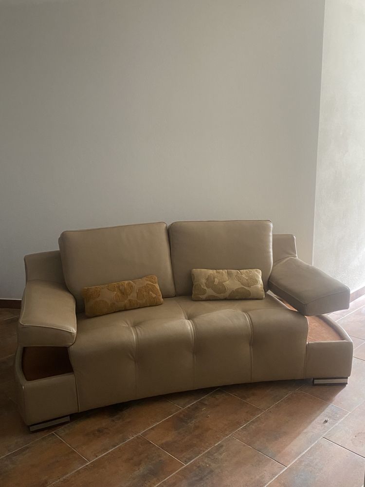 Sofa em pele, con mesa de centro em pele.